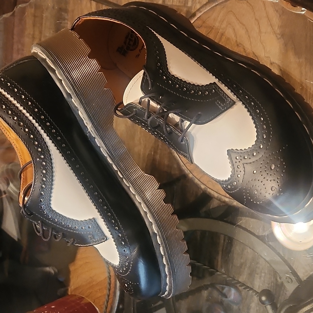 Dr. Martens wingtip oxfords mens sz 9